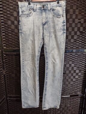 Axe & Crown Slim Fit Light Wash Distress jean Mens 32/34